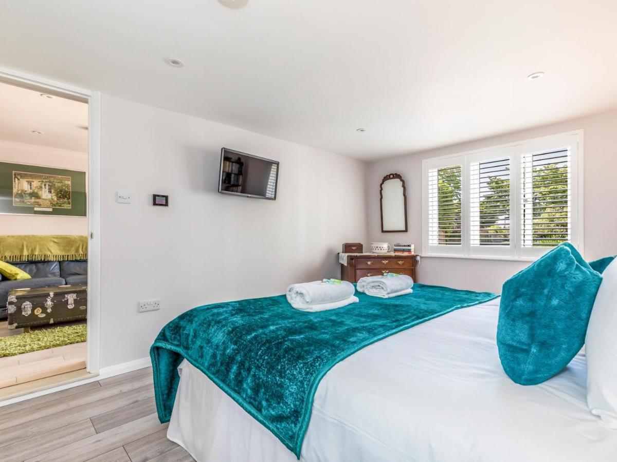 Pass The Keys Charming Apartment Attached To Thatched Cottage Chichester Exterior photo