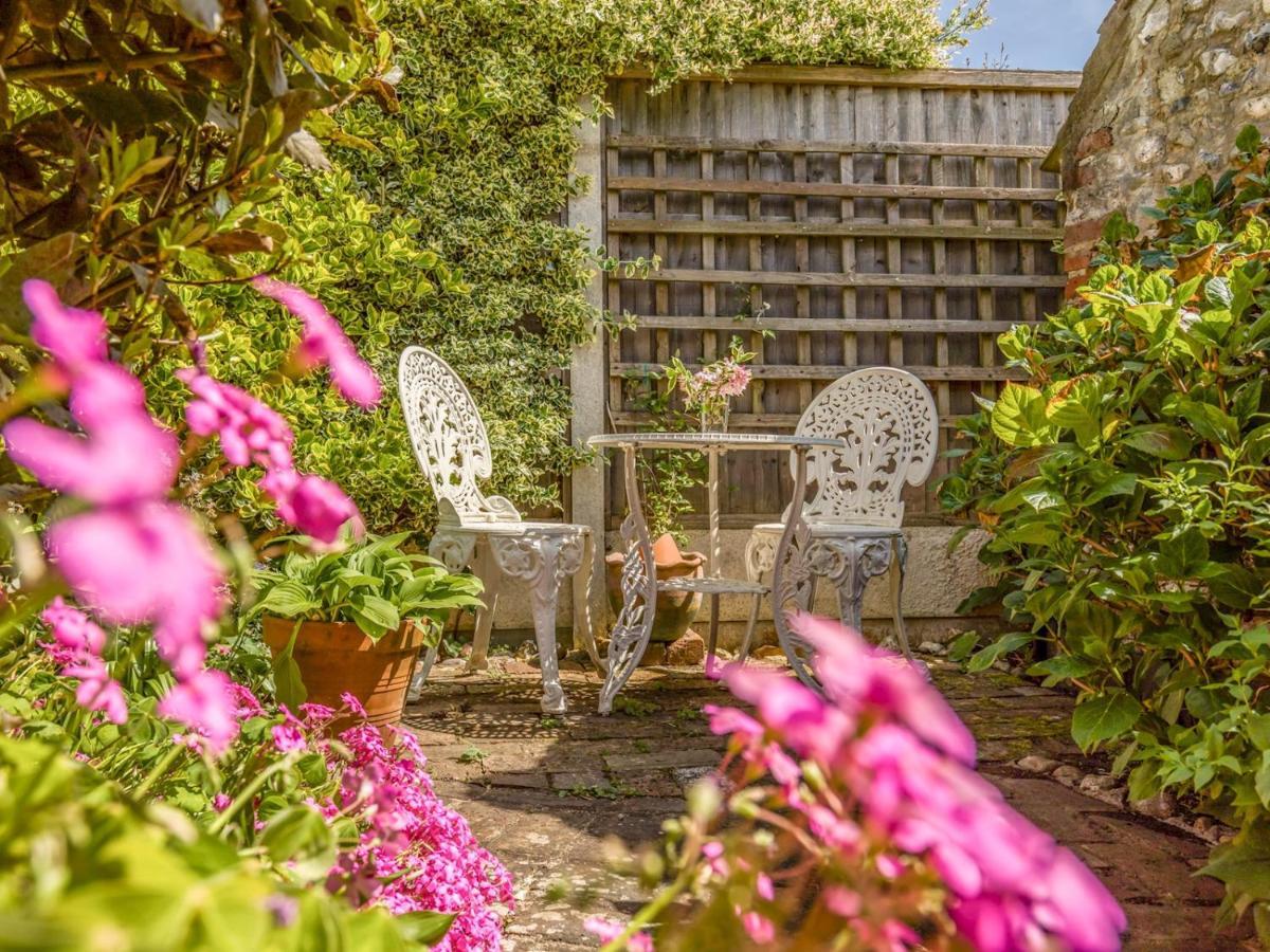 Pass The Keys Charming Apartment Attached To Thatched Cottage Chichester Exterior photo