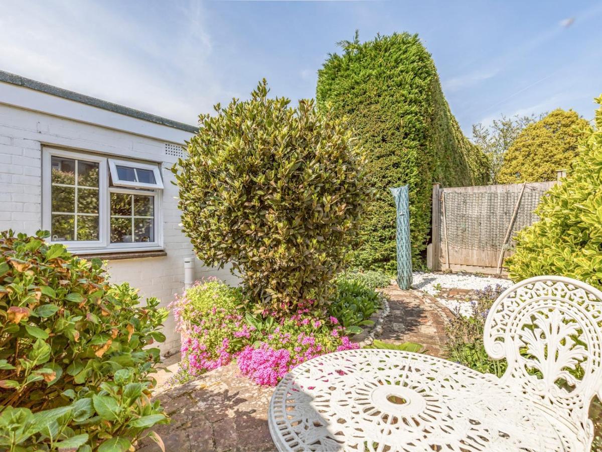 Pass The Keys Charming Apartment Attached To Thatched Cottage Chichester Exterior photo